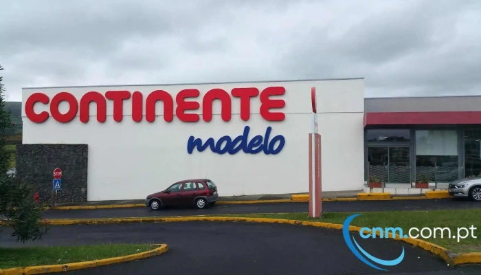 Continente Modelo Praia Da Vitoria Estacionamento - Praia Da Vitória
