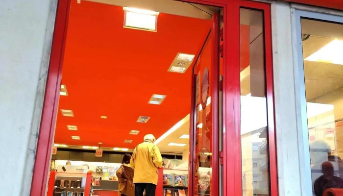 Loja Ctt -  Exterior - Linda-a-velha