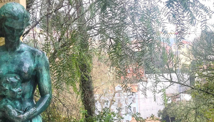 Mulher com Bebé ao Colo, escultura - Sintra