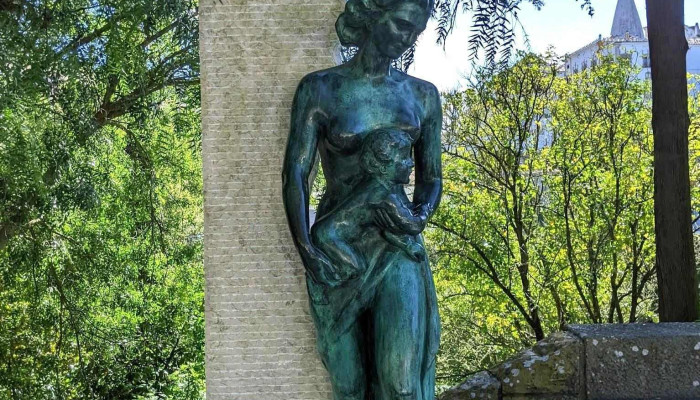 Mulher Com Bebe Ao Colo Escultura Tudo - Sintra