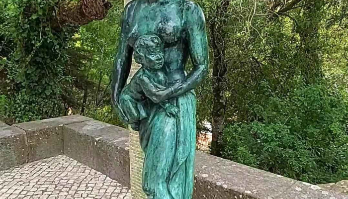 Mulher Com Bebe Ao Colo Escultura Videos - Sintra