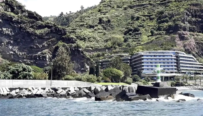On Tales Whales And Dolphins Cruises -  Descontos - Calheta