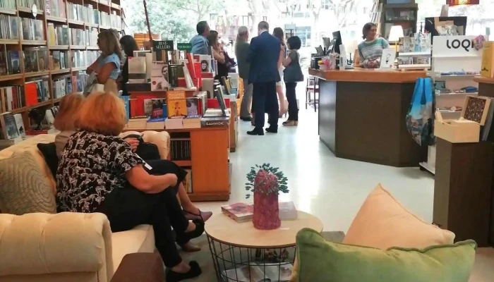 Tantos Livros Livreiros Lda Estante - Lisboa